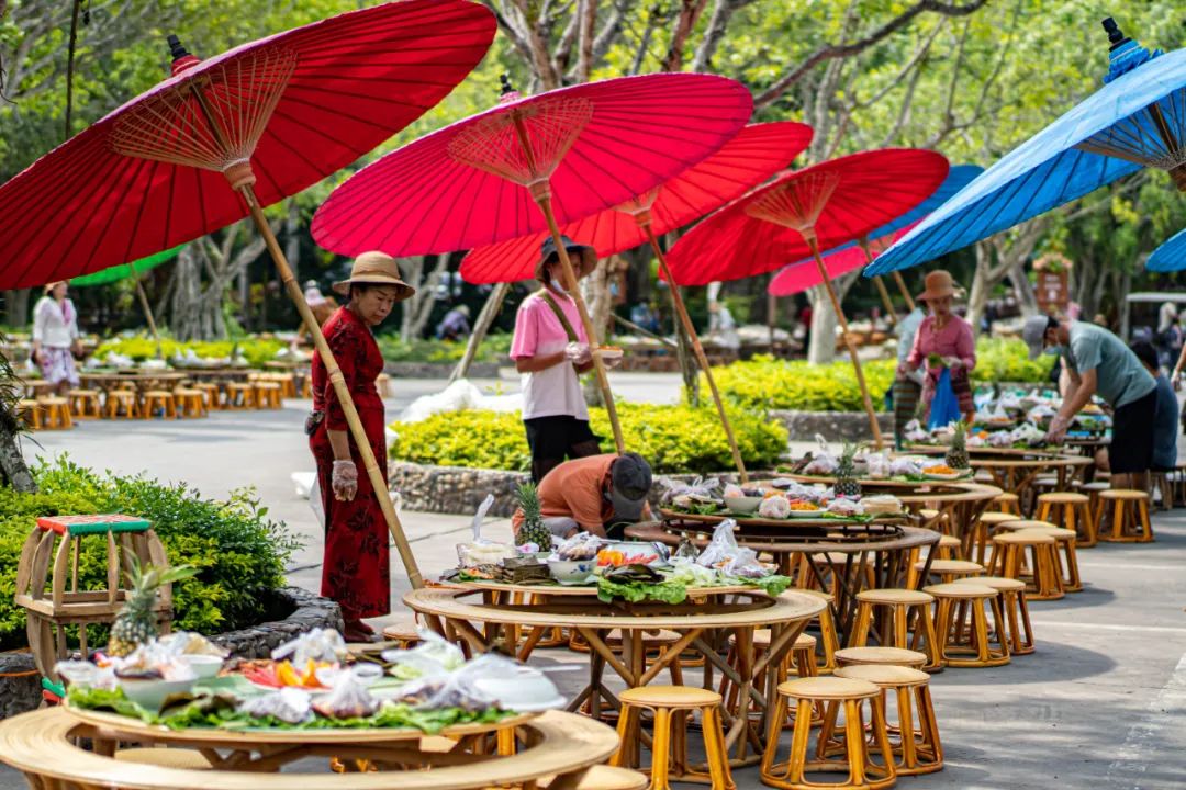 西雙版納傣族園：萬人“長街宴”迎賓客